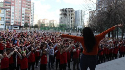 Kayseri'de öğrencilerin eğlenceli güne başlama ritüeli