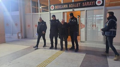 İzmir'de 73 yaşındaki 'torbacı', aracıyla uyuşturucu taşırken yakalandı