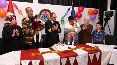 'TCG Bayraktar' gemisinde dünyaya gelen bebeklerin doğum günleri kutlandı