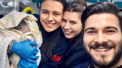 Denizli'de sabırsız bebek ambulansta doğdu! Hatıra fotoğrafı çektirdiler