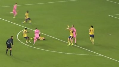 Lionel Messi viral oldu! Sakatlanan futbolcuya çalım attı