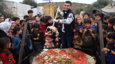 CZN Burak, savaş mağduru çocuklar için yemek yaptı