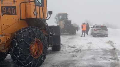 Muş ve Bitlis'te kar yağışı 60 kişiyi mahsur bıraktı