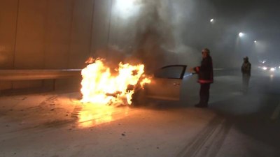 İstanbul Kadıköy'de otomobil alev alev yandı