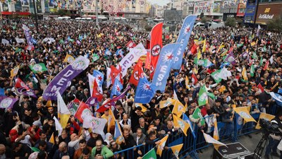 DEM Parti Esenyurt'ta miting düzenledi: Terör elebaşının posterini açtılar