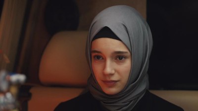 Kızıl Goncalar'ın masum Zeynep'i Instagram'da cesur çıktı! "Natalie Portman mübarek"