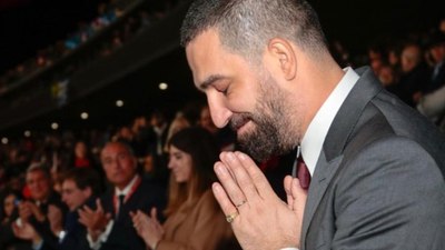 Arda Turan'dan eşi Aslı Doğan'a romantik kutlama: