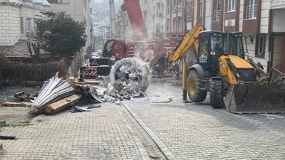 Esenyurt'ta onarım yapılan minarenin bir kısmı koparak binaya çarptı