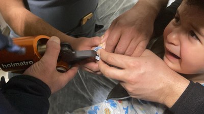 Erzincan'da parmağı meşrubat açacağına sıkışan çocuğu itfaiye kurtardı