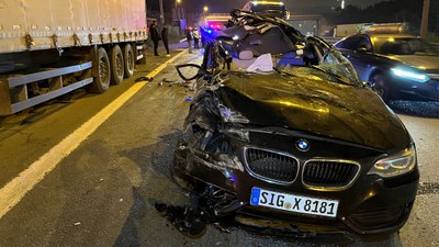 TEM'de otomobil tıra çarptı: 1 ölü, 2 yaralı
