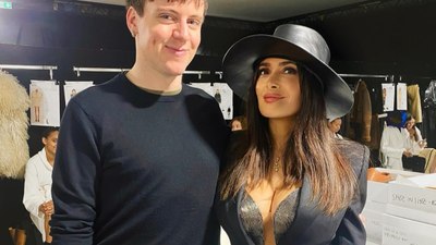 Salma Hayek yaşlanmıyor! Göbeğine kadar inen dekoltesiyle dikkat çekti