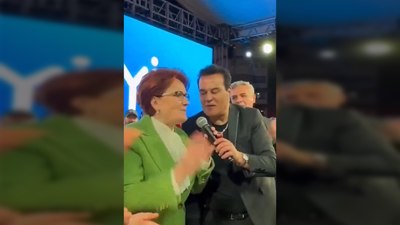 Meral Akşener, Hakan Peker'e şarkı söylerken eşlik etti