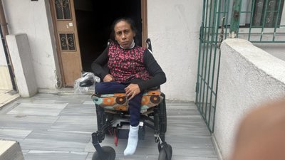 İstanbul'da bekçiler, engelli kadını evine kadar taşıdı