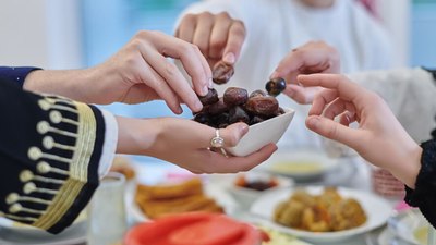 İmsak vakti ezan bitene kadar yiyip içmek orucu tehlikeye atıyor