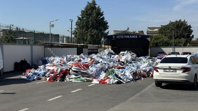 Adana'da kazaya ve kirliliğe neden olan seçim afişleri toplatıldı