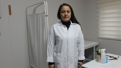 Deprem sonrası 1 ay aracının bagajında yaşayan doktor, afetzedelerle ilgilendi