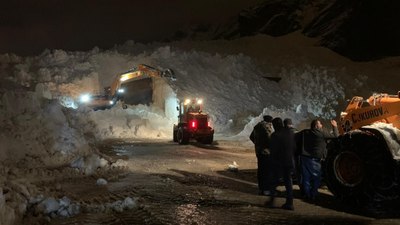 Ekipler teyakkuza geçti! Hakkari-Çukurca karayolunda çığ kaldırma çalışmaları