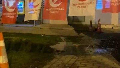 İstanbul Büyükada'da seçim çadırlarını kanalizasyon suyu bastı