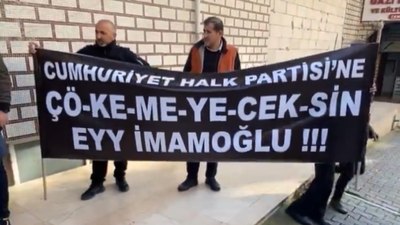 Cemevi önünde toplanan CHP'li grup Ekrem İmamoğlu'nu protesto etti