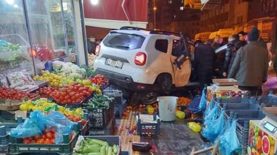 Diyarbakır'da otomobil manava daldı: 1 yaralı