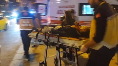 İstanbul'da otomobil ile motosiklet çarpıştı: 2 kişi yaralandı