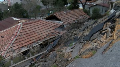 İstanbul'da yol çöktü: Gecekondular hasar büyük gördü