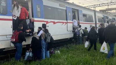 İzmir'de İZBAN arızası! Yolcular raylarda yürümek zorunda kaldı