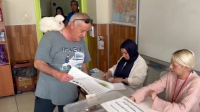 İstanbul'da seçmen, süs tavuğuyla birlikte oy kullandı