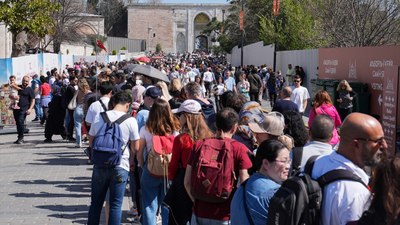 Sultanahmet Meydanı'nda turist hareketliliği: Güzel havayı fırsat bildiler