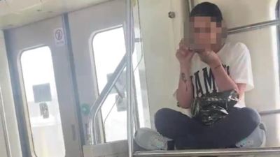 İzmir'de metroda uyuşturucu kullanan genç kız böyle görüntülendi