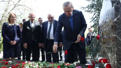 Cumhurbaşkanı Erdoğan, Alparslan Türkeş'in kabrini ziyaret etti