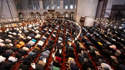 İstanbul'da Ramazan ayının son cuması kılındı