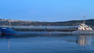 Çanakkale Boğazı'nda makineleri arızalanan gemi limana çekildi