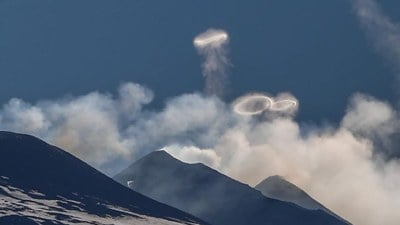 Etna Yanardağı'nın püskürttüğü halka şekilli dumanlar