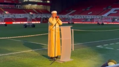 Anfield Road'da iftar organizasyonu: Okunan ezan büyük beğeni topladı