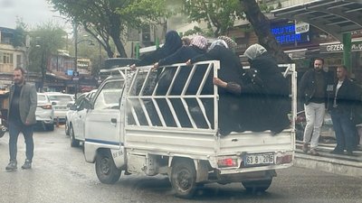 Şanlıurfa'da kamyonet kasasında tehlikeli yolculuk