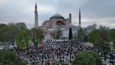 İstanbullular bayram namazı için tarihi camileri doldurdu