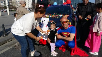 Taksim'de Süpermen kostümlü adam, çocuklar için aracını şekerle donattı