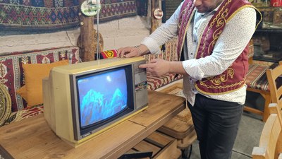 Eskişehir'de 70 yıllık televizyon ve radyoyu dükkanında saklıyor