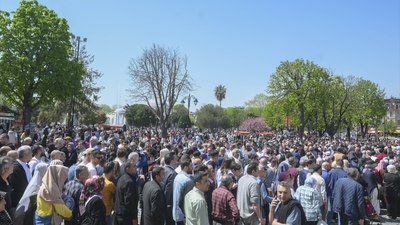 Kalabalıktan camilere girilemedi! Bayramda İstanbul'a gelenler tarihi yarımadada gezdi