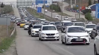 43 ilin geçiş güzergahında trafik yoğunluğu