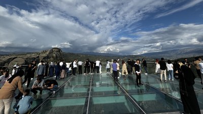 Kahramanmaraş'ta cam seyir terası, tatilcilerin ilgi odağı