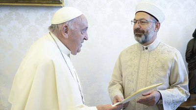 Diyanet İşleri Başkanı Erbaş, Vatikan'da Papa Franciscus ile görüştü