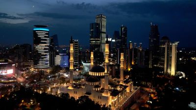 İstanbul'da gökdelenlerin arasında ışıltısıyla mest eden eser: Barbaros Hayrettin Paşa Camii