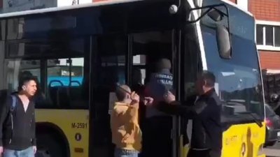 İstanbul'da dehşet anları! Taksici otobüs şoförüne levleyle saldırdı