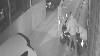 Zeytinburnu'da motosiklet hırsızlığı kamerada