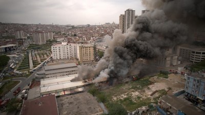 İstanbul'da kapı üretilen imalathanede yangın çıktı