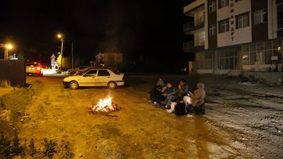 Tokat'ta 4,7 deprem nedeniyle halk gece boyunca sokakta bekledi