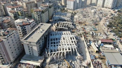 Hatay'da saniyeler içinde enkaza dönen Rönesans Rezidans'ın yıkılışını unutamıyor