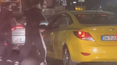 İstanbul'da trafikte tartıştığı taksi şoförünü darbetti: Aracına binip uzaklaştı